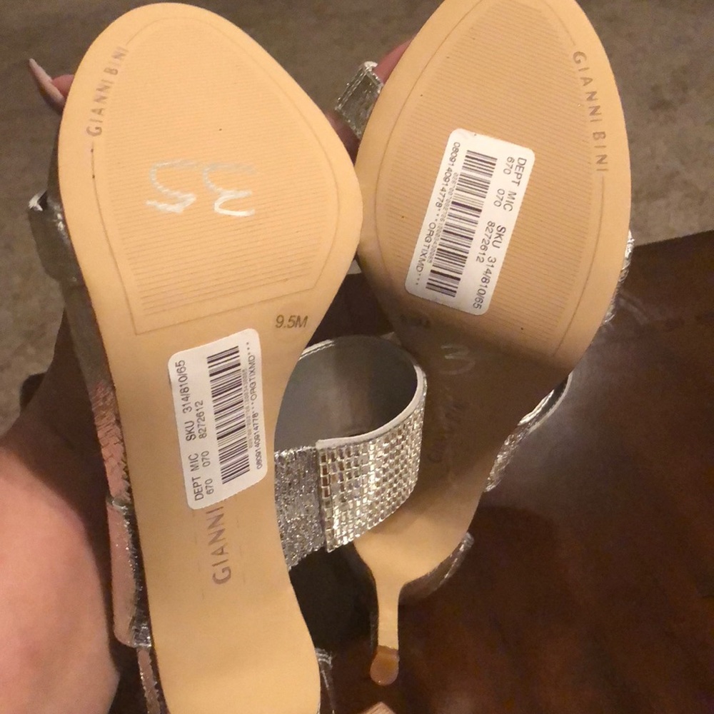 🚫SOLD🚫Gianni Bini silver heel - Picture 3 of 8